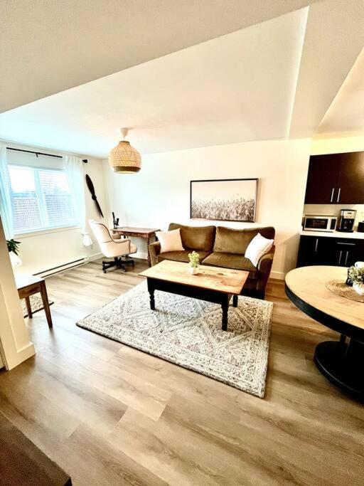 Cozy Lakeview Suite Victoria Esterno foto