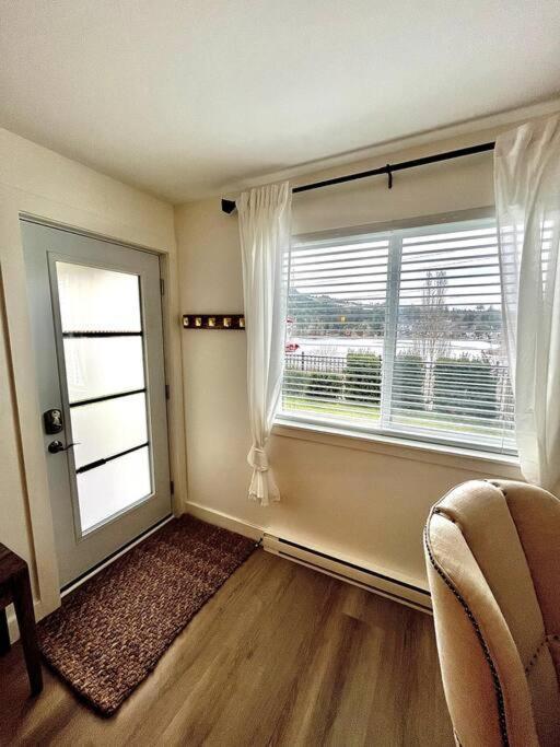 Cozy Lakeview Suite Victoria Esterno foto